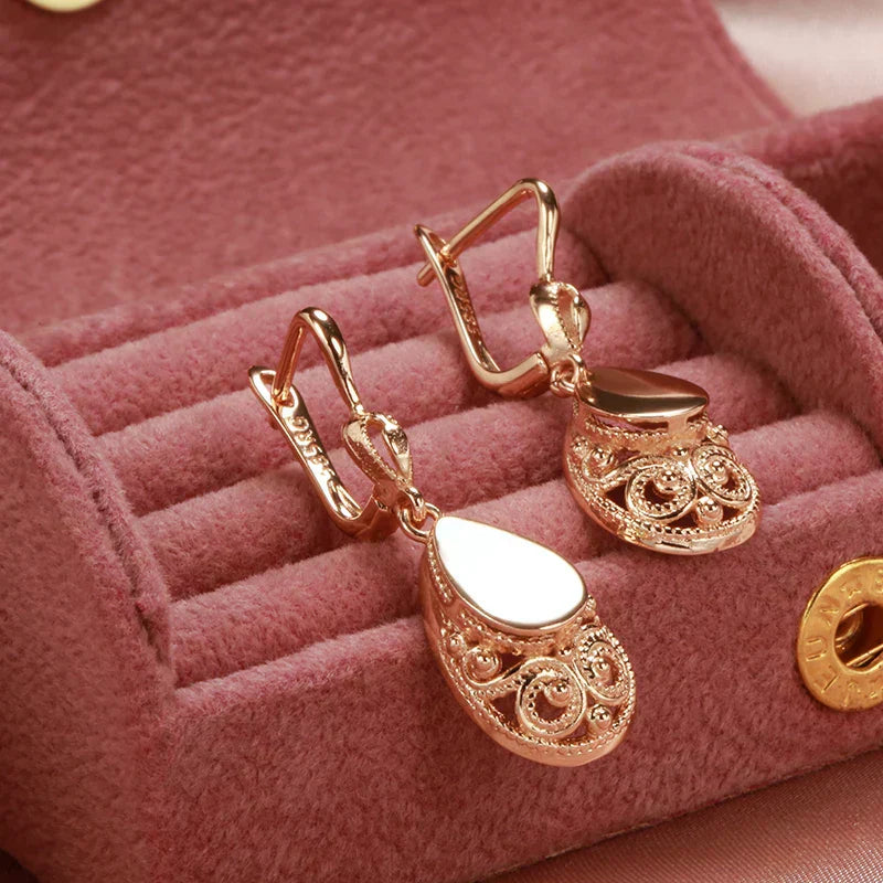 Pendientes colgantes Merle de Vega Madrid con diseño elegante y detalles en acabado metálico brillante.