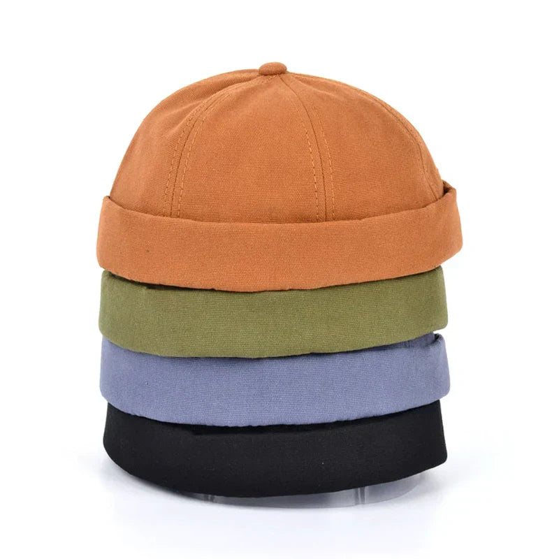 Gorra Docker vintage Iker de Vega Madrid, estilo clásico con diseño retro, en color neutro, vista frontal sobre fondo blanco.