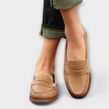 Mocasín Vega Madrid Eline, calzado esencial en color neutro, con diseño cómodo y elegante para uso diario.