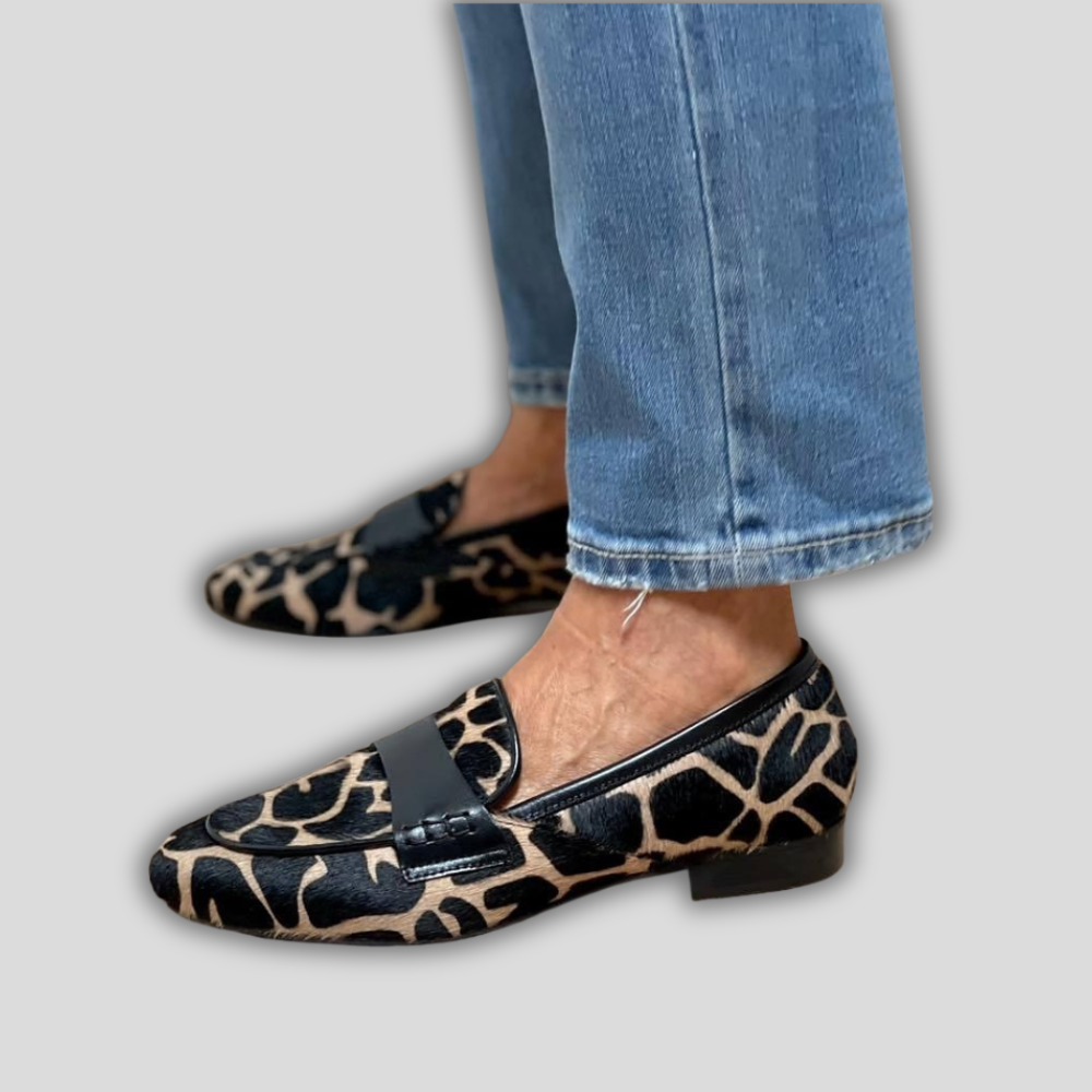 Mocasín de mujer Noemi de Vega Madrid con estampado leopardo y detalle negro en la parte superior.