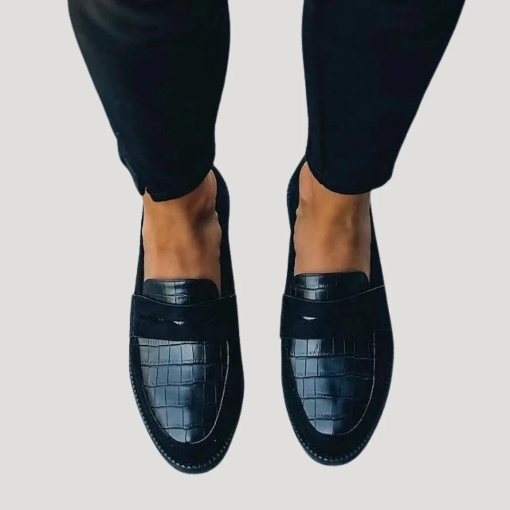 Mocasín clásico urbano Diana de Vega Madrid en color negro, con diseño elegante y cómodo para uso diario.