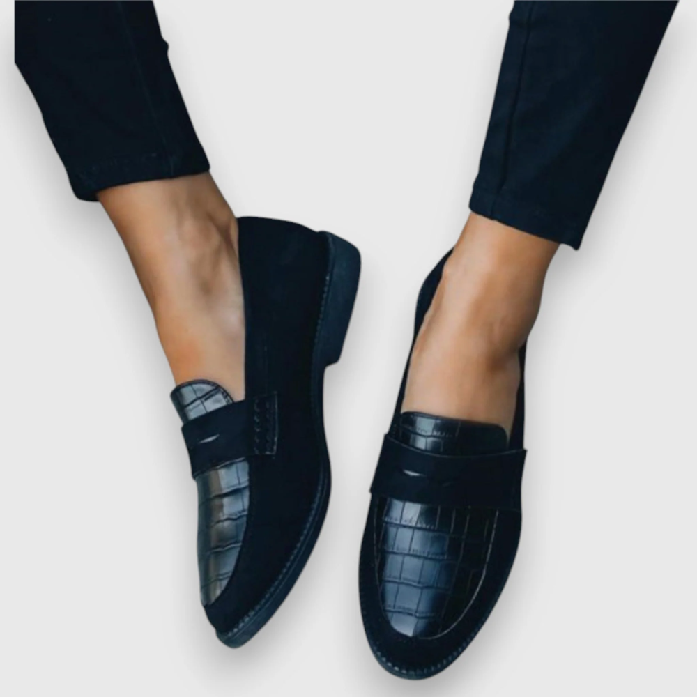 Mocasín clásico urbano Diana de Vega Madrid en color negro, con suela de goma y diseño elegante para uso diario.