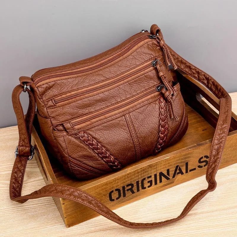 Bolso de hombro de piel Isabella de Vega Madrid, diseño elegante y moderno en color negro con asa ajustable.