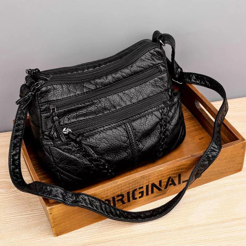 Bolso de hombro de piel Isabella de Vega Madrid, con diseño elegante y detalles en cuero suave, en color negro.