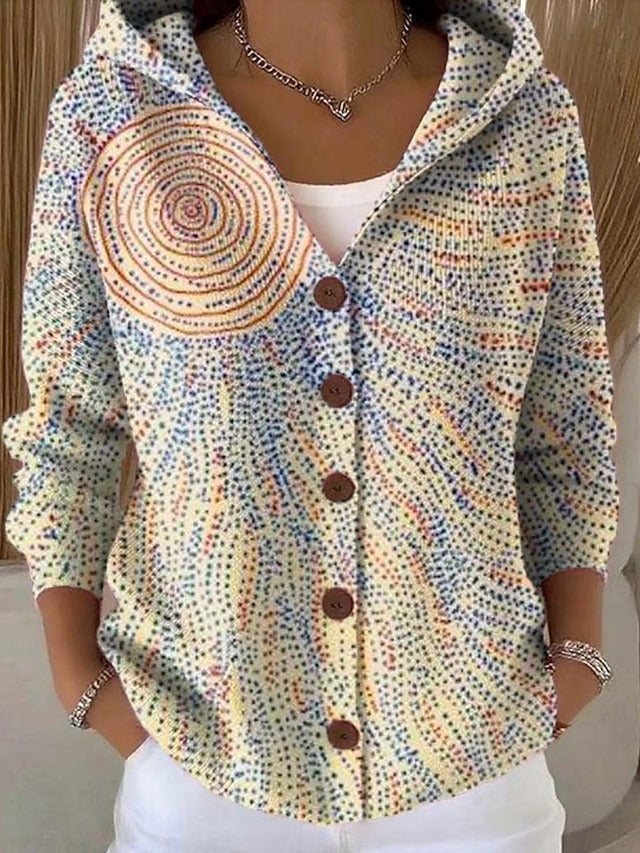 Cárdigan largo blanco con capucha y estampado para mujer de Vega Madrid, ropa cómoda y moderna para el invierno.