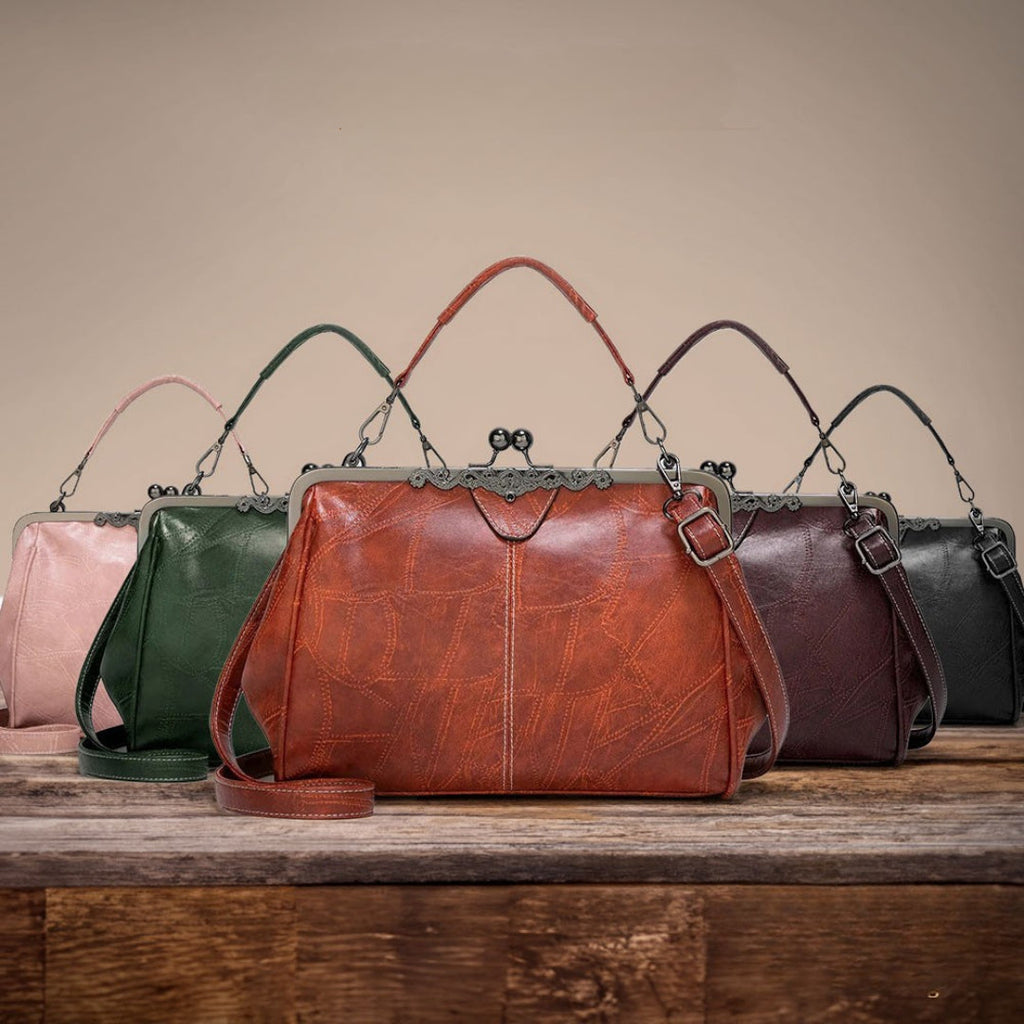 Bolso de piel Kiara de Vega Madrid, elegante y moderno, con asa y acabado en suave cuero en color tostado.
