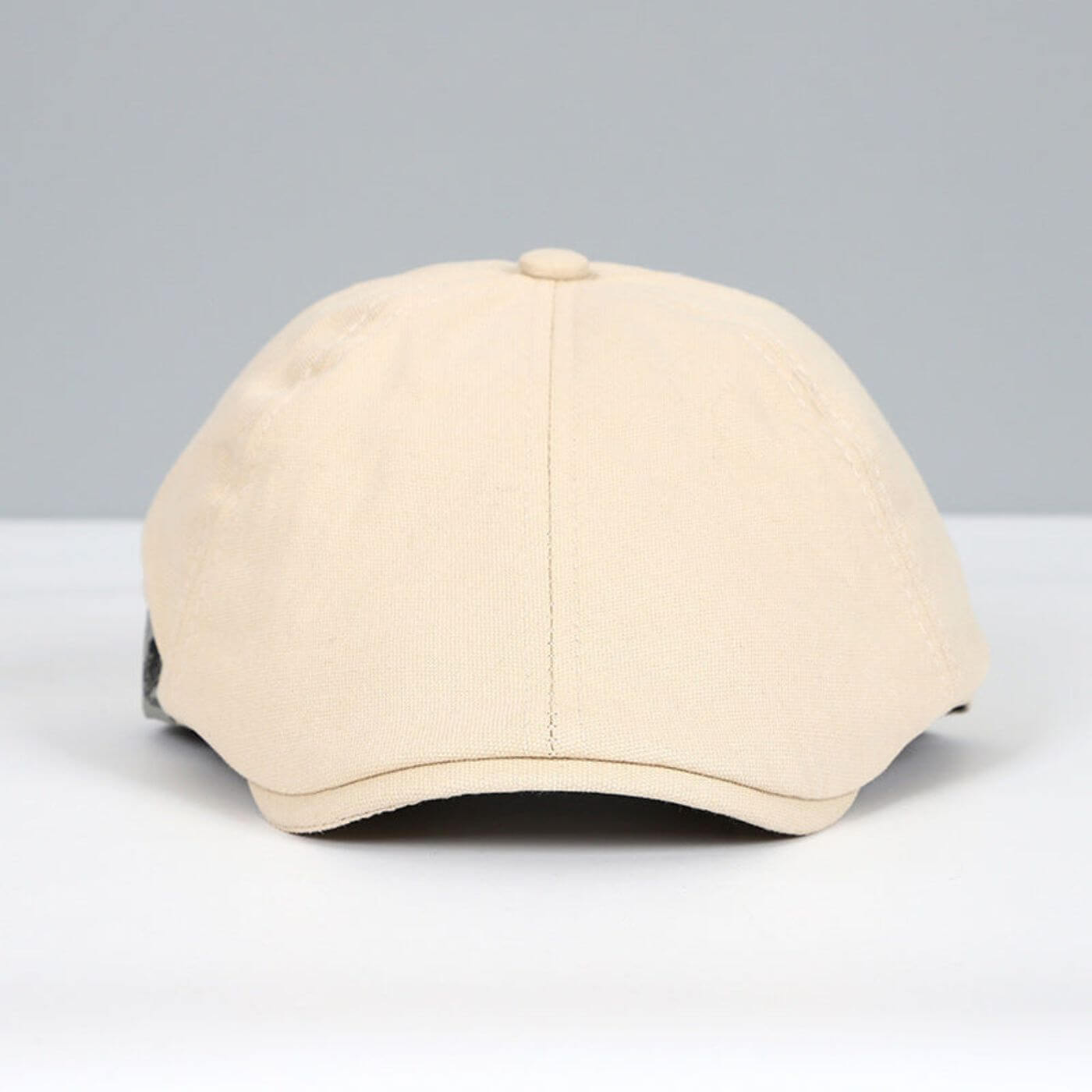 Gorra clásica Leo de Vega Madrid, estilo urbano, en un entorno moderno con fondo de ciudad.