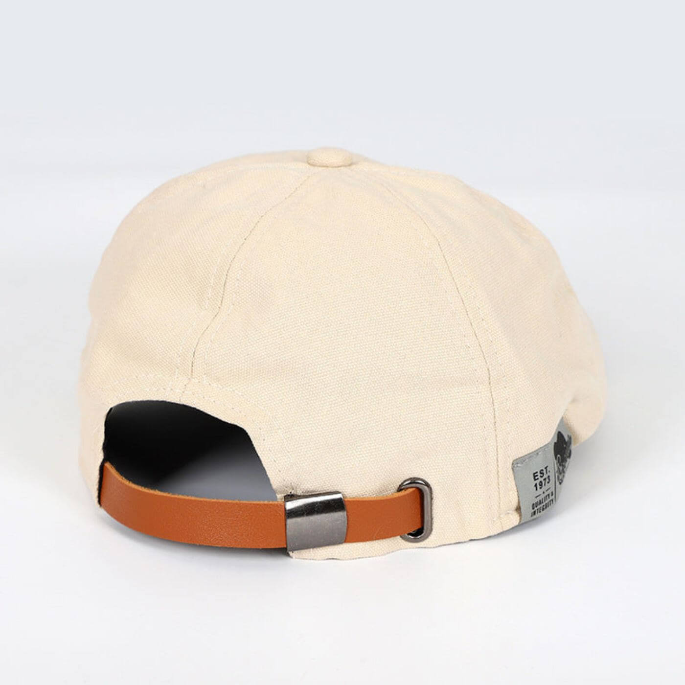 Gorra clásica Leo de Vega Madrid, estilo urbano, con diseño sencillo y ajuste cómodo, en un entorno urbano.