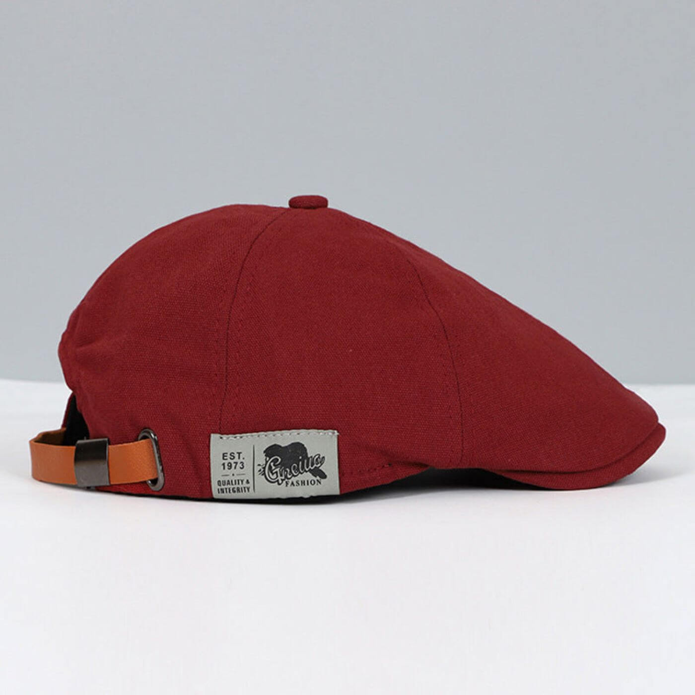 Gorra clásica Leo de Vega Madrid, estilo urbano y contemporáneo, en diseño moderno con detalles elegantes.