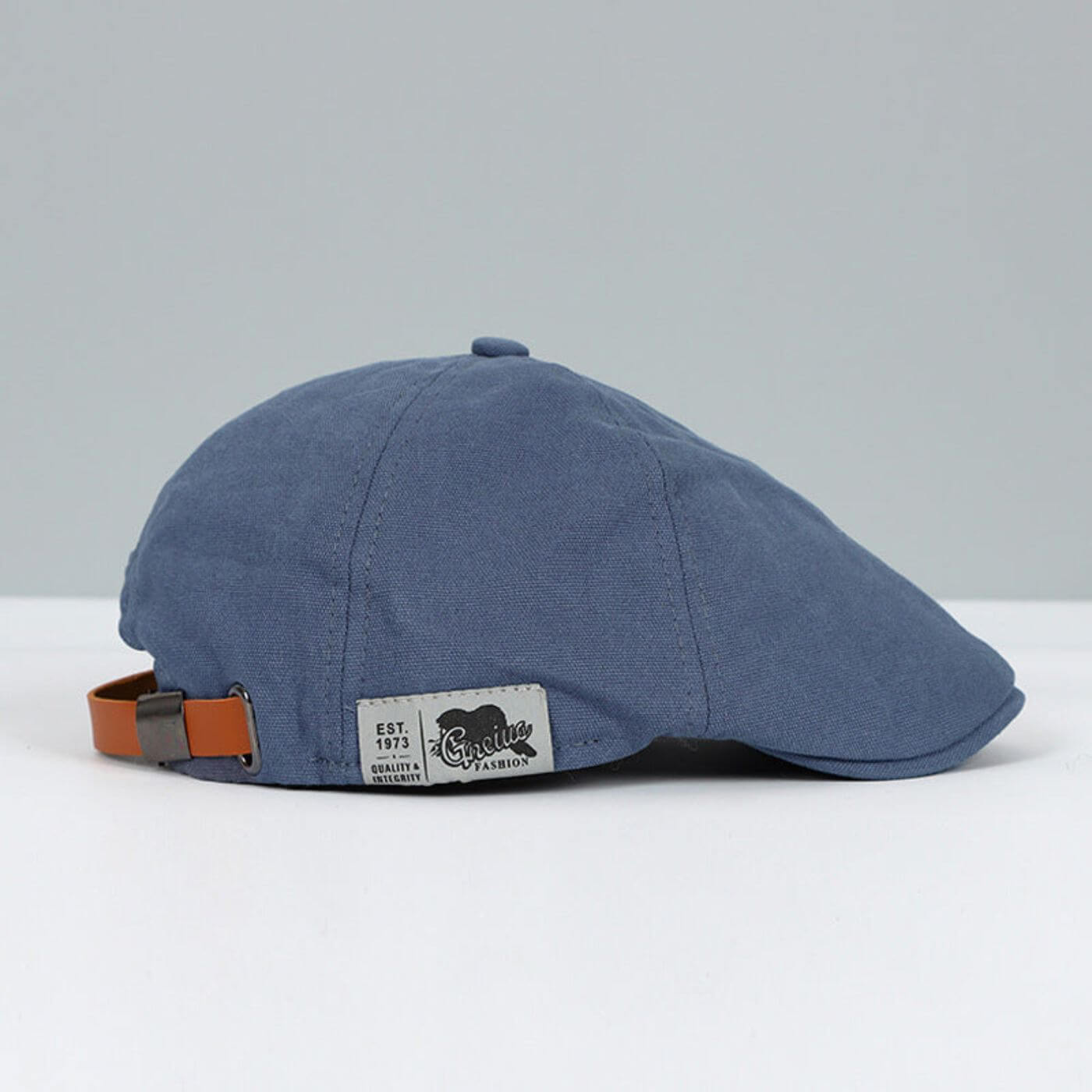Gorra clásica Leo de Vega Madrid, diseño urbano con estilo moderno, en la ciudad de Estocolmo, vista desde adelante.