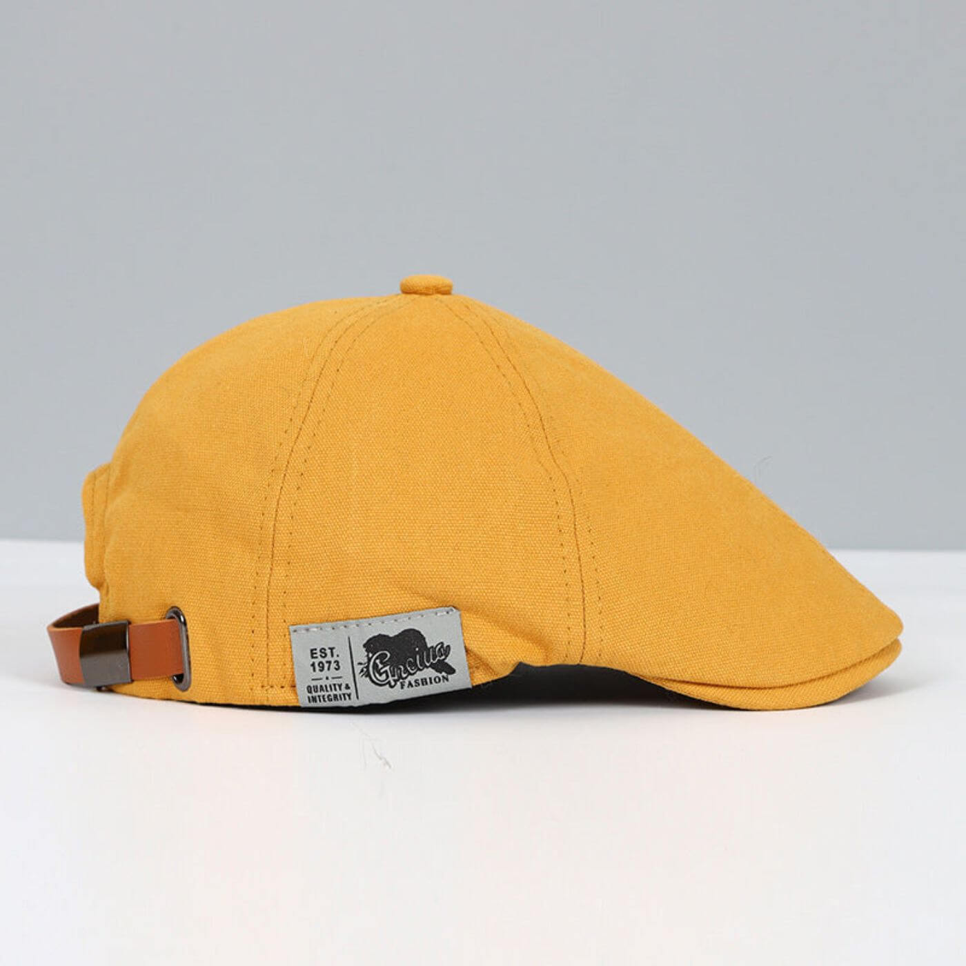 Gorra clásica Leo de Vega Madrid, estilo urbano con diseño en colores neutros, en un entorno urbano de Lindberg en Estocolmo.