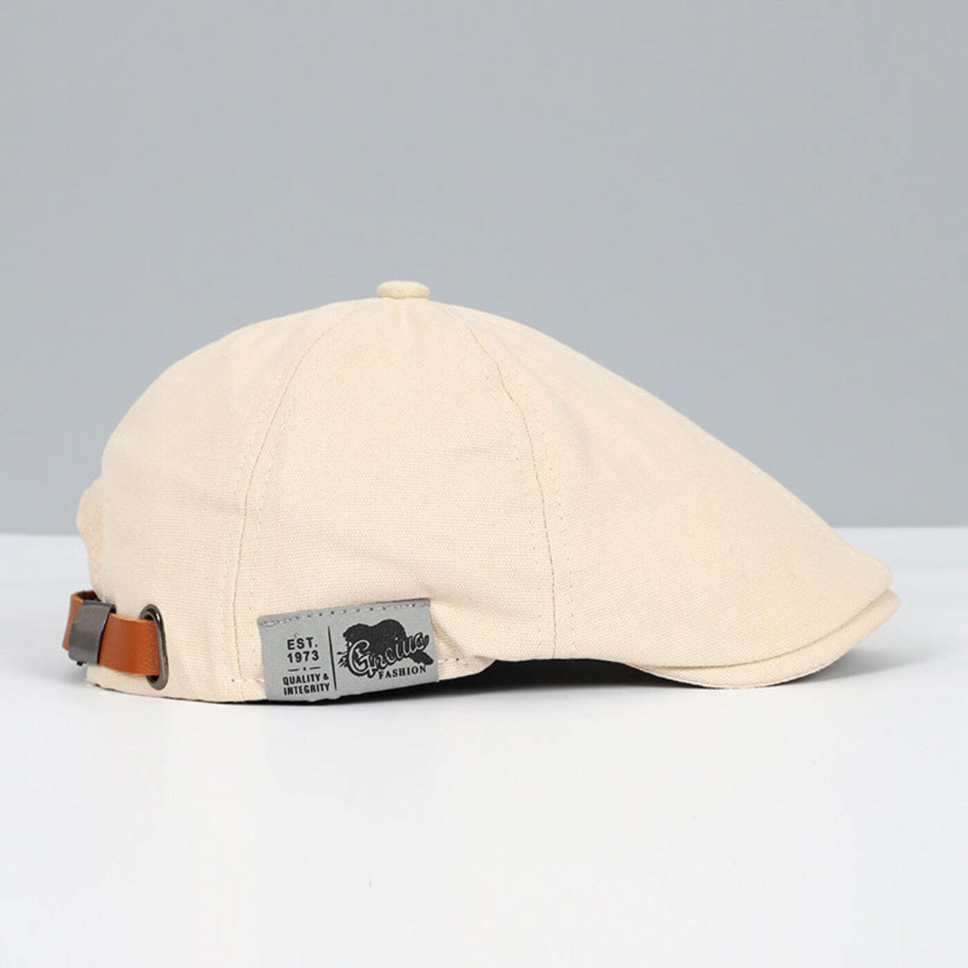 Gorra clásica Leo de Vega Madrid, estilo urbano, con diseño simple y moderno, en color neutro, vista en entorno urbano.