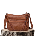 Bolso de hombro de piel Isabella de Vega Madrid, diseño elegante en color marrón con correas ajustables y acabado de alta calidad.