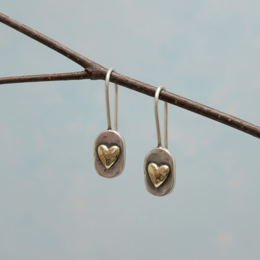Pendientes vintage de plata y oro en forma de corazón, estilo clásico y elegante, de la marca Vega Madrid.