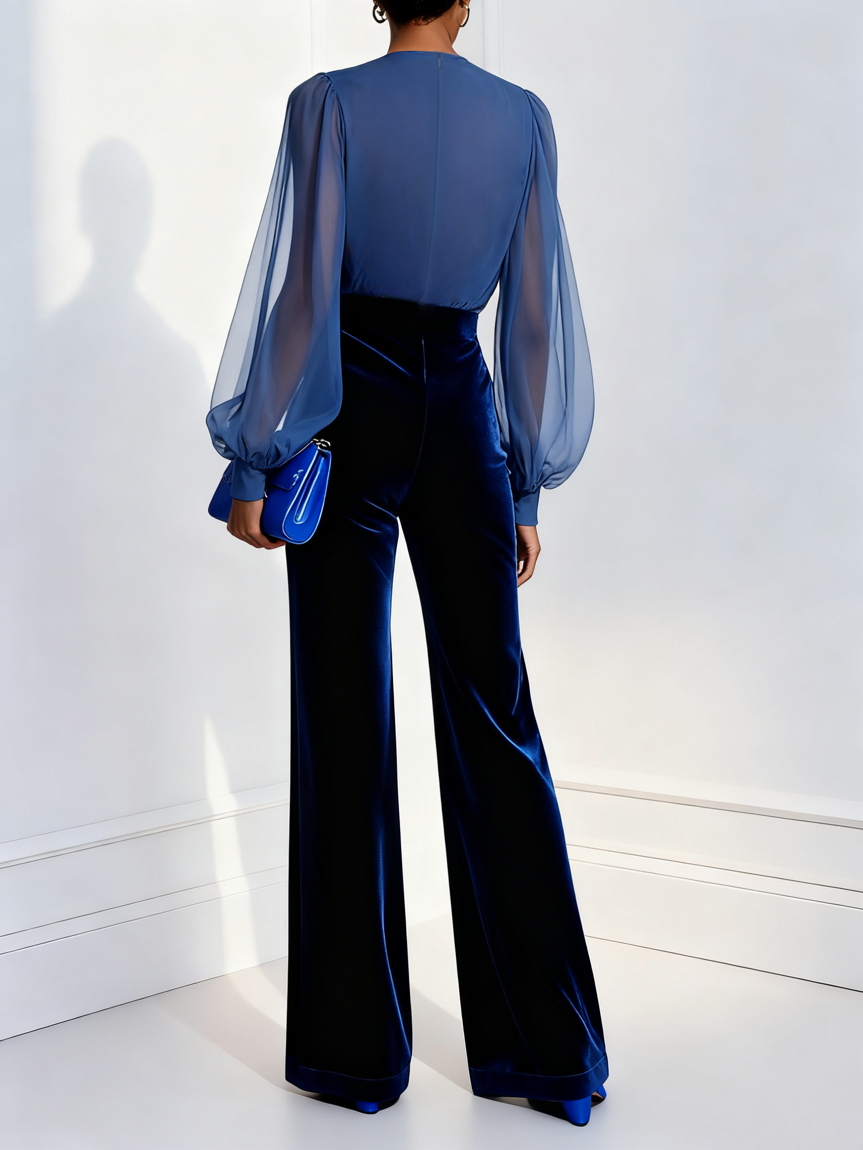 Mono elegante azul marino de terciopelo con escote en V y mangas largas, diseñado por Vega Madrid.