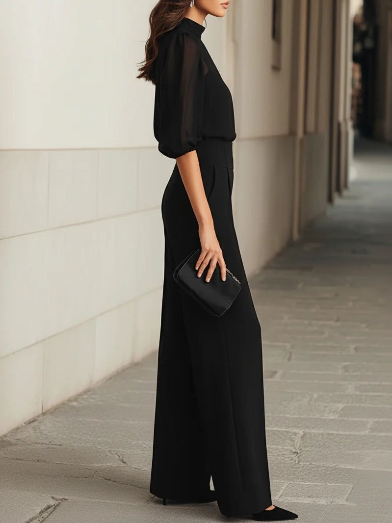 Conjunto Rita de Vega Madrid en tela de silueta fina, con diseño elegante y detalles en la parte superior y pantalones ajustados.