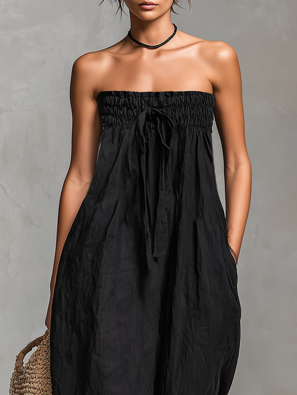 Vestido mono elegante sin tirantes Nina de Vega Madrid, diseño sofisticado y moderno, en color negro con detalles finos.