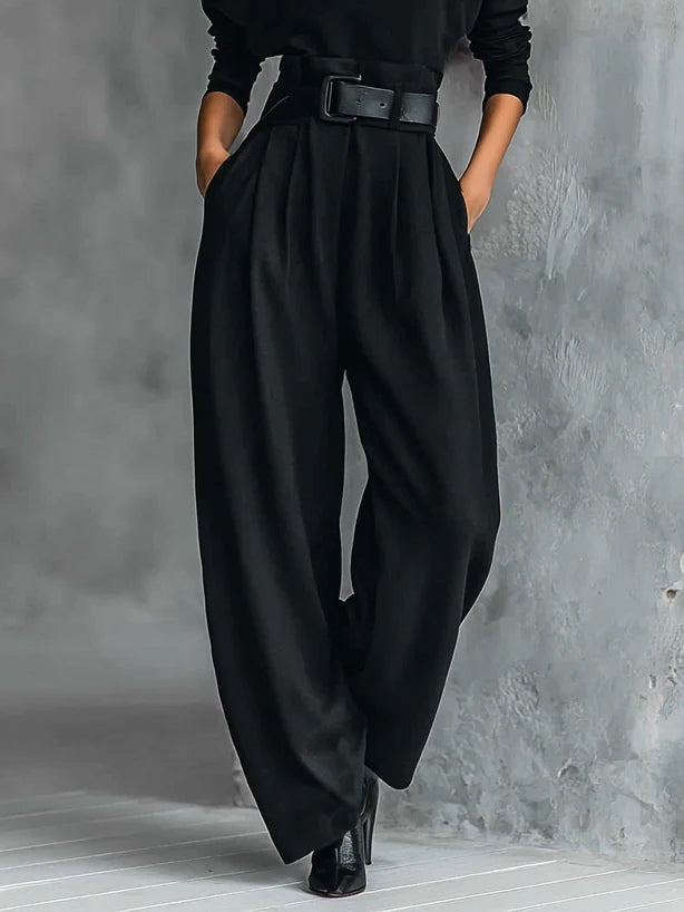 Conjunto negro con cinturón Lisa de Vega Madrid, ropa de moda en tejido elegante y estilo moderno.