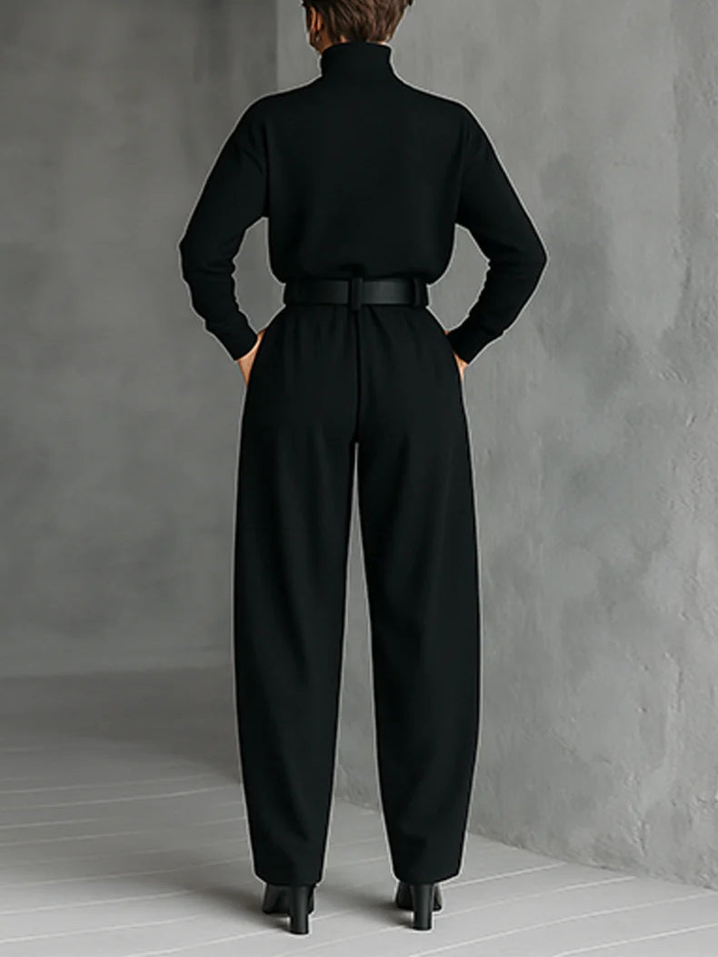 Conjunto negro con cinturón de Vega Madrid, modelo Lisa, en una vista frontal que muestra el diseño elegante y ajustado.