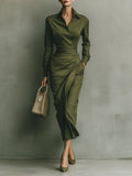 Vestido largo Tatiana en verde militar de Vega Madrid, con corte elegante y detalles modernos.
