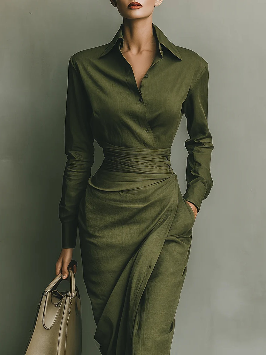 Vestido largo Tatiana en verde militar de Vega Madrid, con diseño elegante y detalles que resaltan en la imagen.