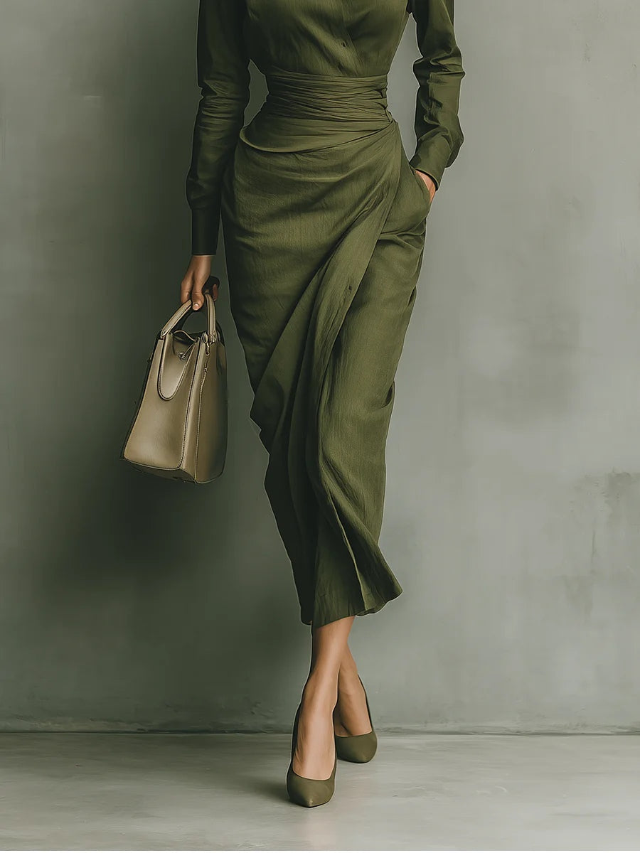 Vestido largo verde militar Tatiana de Vega Madrid, con detalles elegantes y tejido fluido, en una vista frontal.