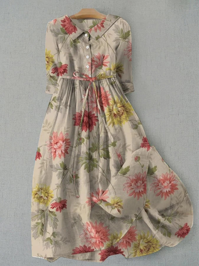 Vestido vintage Zinnia de Vega Madrid con lazo en la cintura y diseño floral, combina estilo clásico y comodidad moderna.