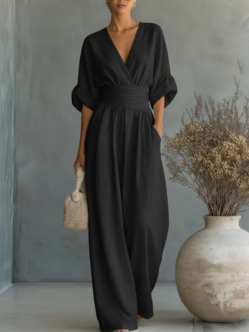 Belén Vega Madrid con mono elegante, cuello en V y cintura alta, mostrando su diseño sofisticado y ajuste ajustado.