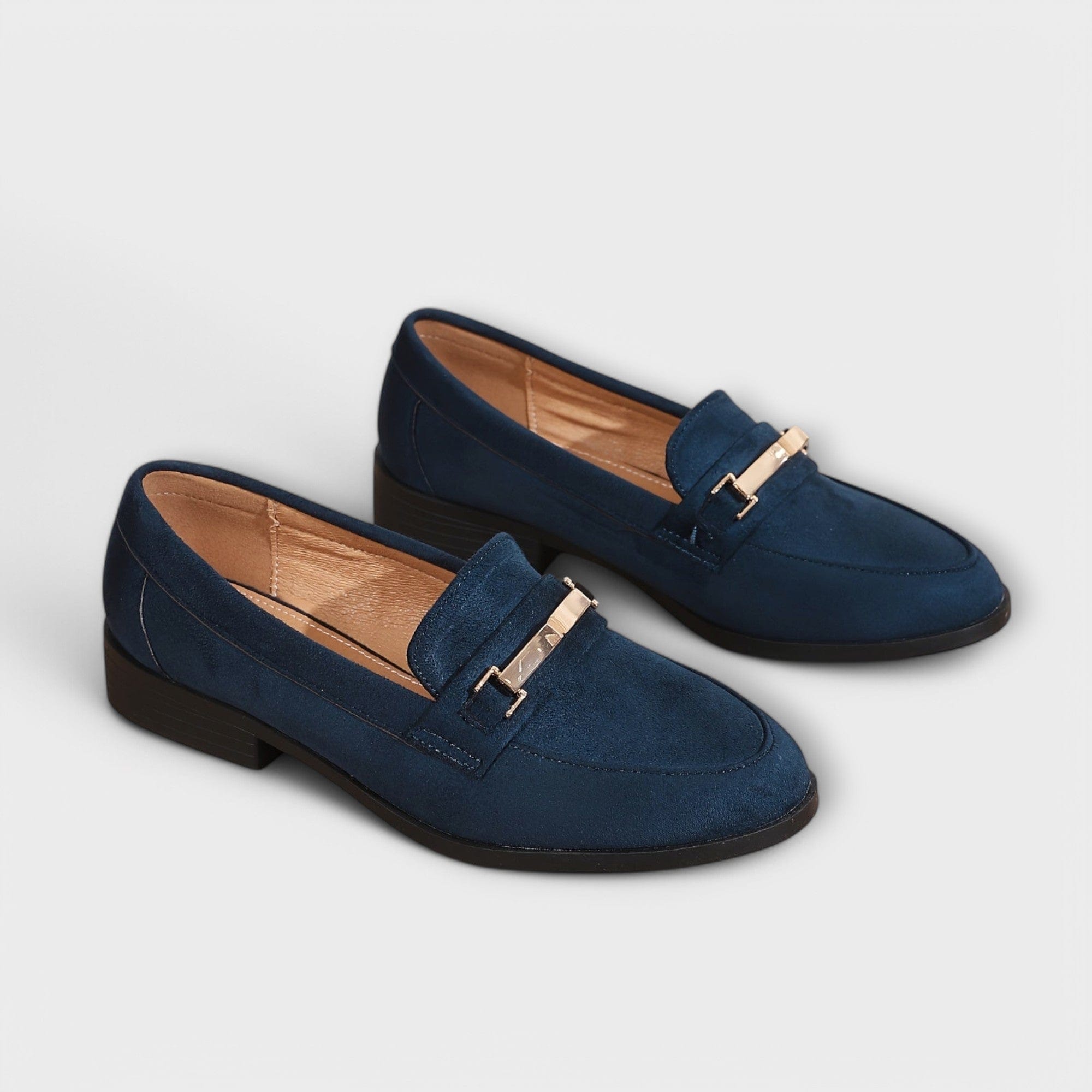 Mocasín azul Valeria de Vega Madrid con detalle metálico, calzado elegante y cómodo para mujer, en primer plano.
