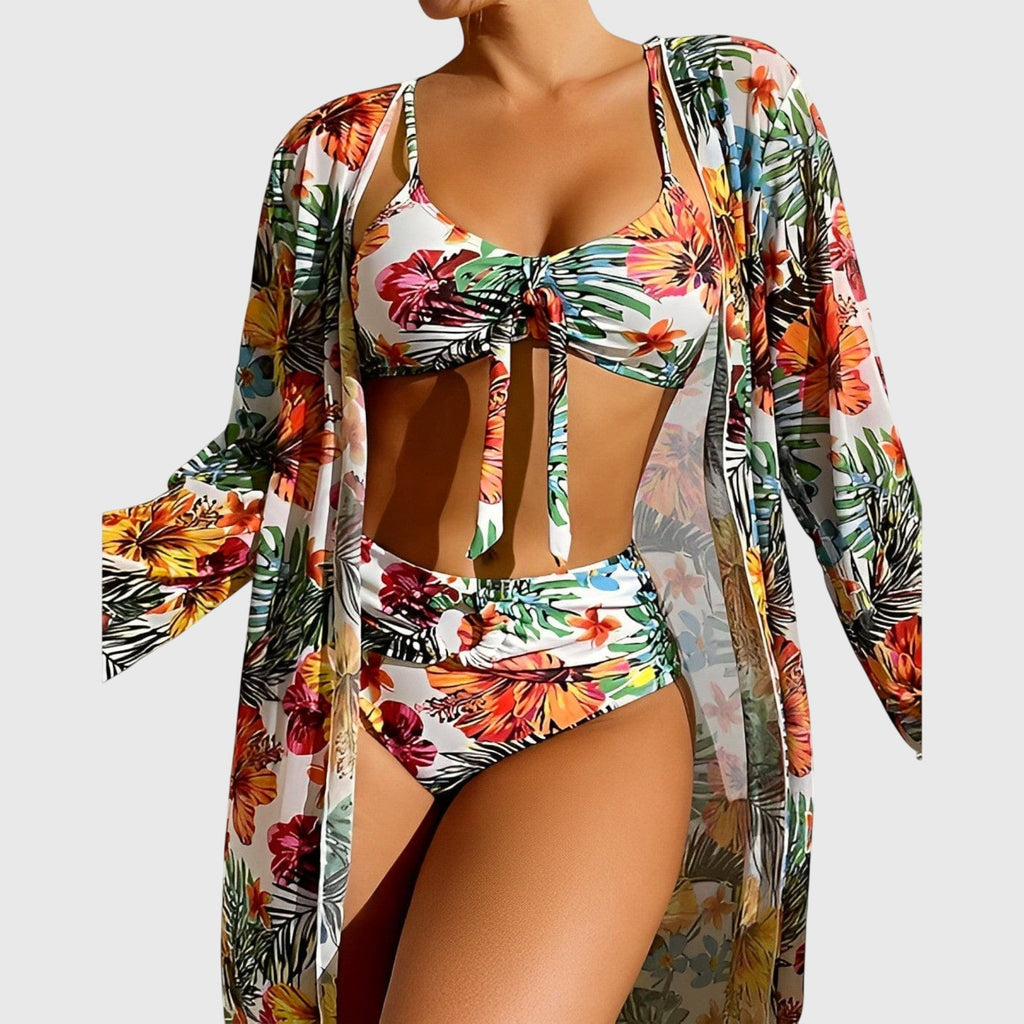 Conjunto de bikini Luna de Vega Madrid, en tonos azules y blancos, con top y braguita a juego, en un entorno playero.