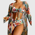 Conjunto de bikini Luna de Vega Madrid, en tonos azules y blancos, con top y braguita a juego, en un entorno playero.