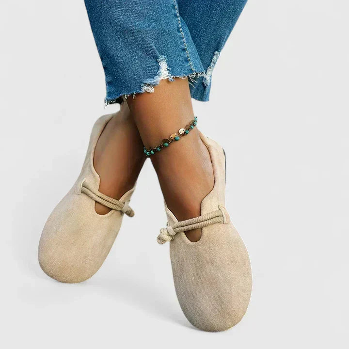 Mocasín minimalista Ysavriann de Vega Madrid con nudo en la parte superior, en color neutro, vista lateral.