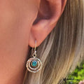 Pendientes boho Saturno de Vega Madrid con piedra turquesa, detalles en oro y plata, estilo elegante y moderno.