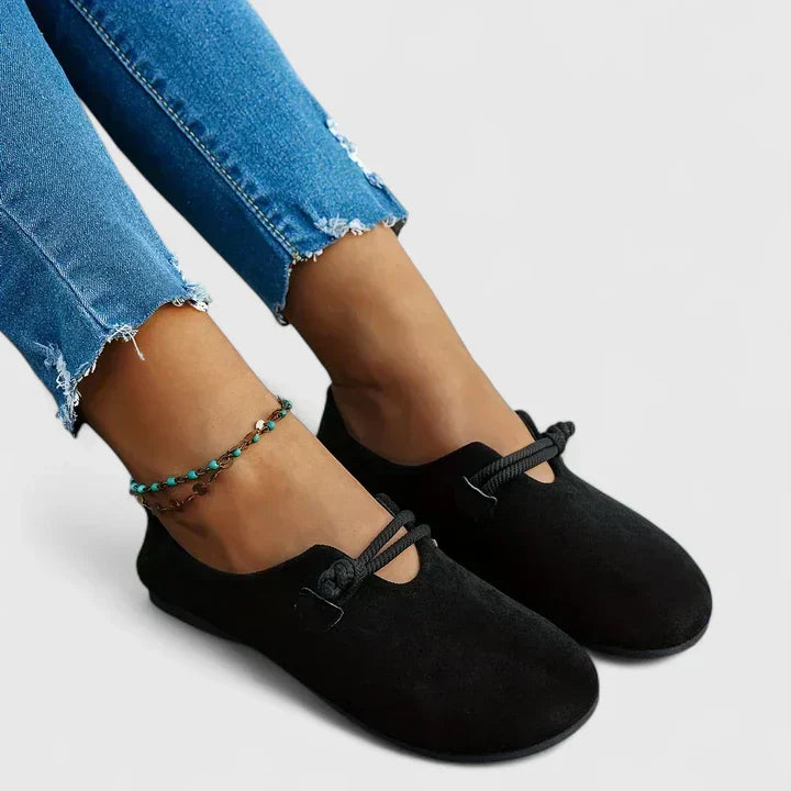 Mocasín minimalista Ysavriann con nudo de Vega Madrid en color neutro, diseñado para un estilo elegante y sencillo.
