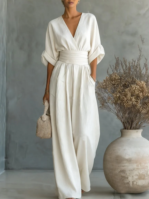 Belén Vega Madrid con mono elegante, cuello en V y cintura alta, mostrando el diseño y la tela del conjunto.