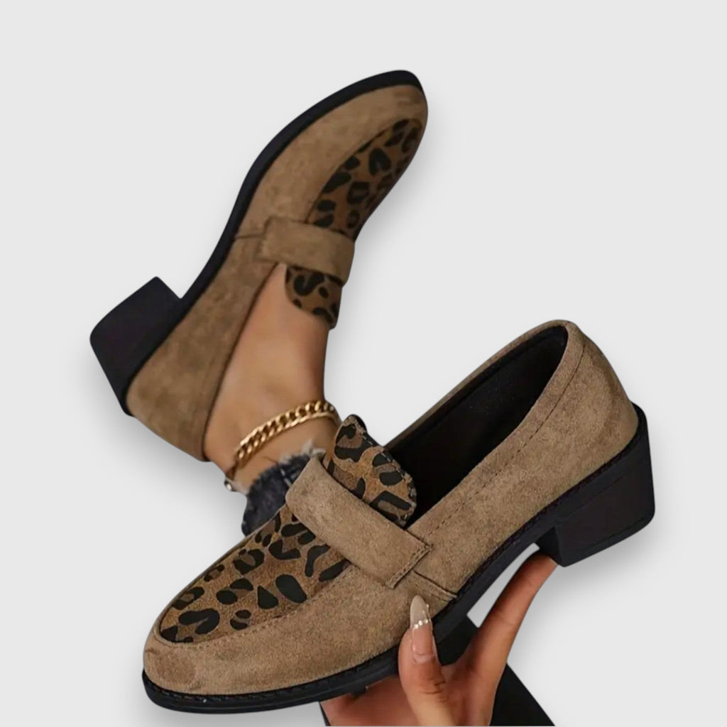 Mocasín safari chic Brunika de Vega Madrid, con diseño elegante y detalles en cuero en color neutro, ideal para un estilo sofisticado.