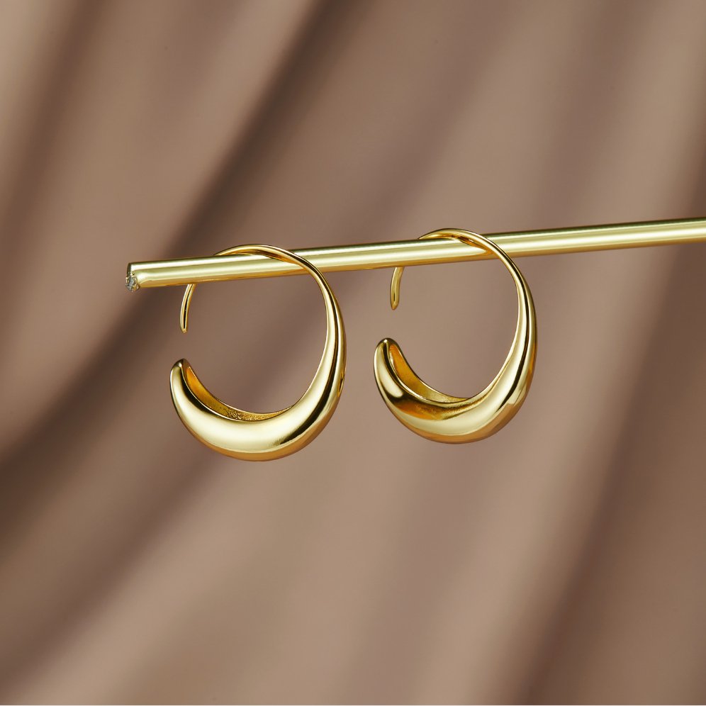 Pendientes de aro colgantes de Vega Madrid, diseño clásico con acabado metálico brillante y detalles elegantes.