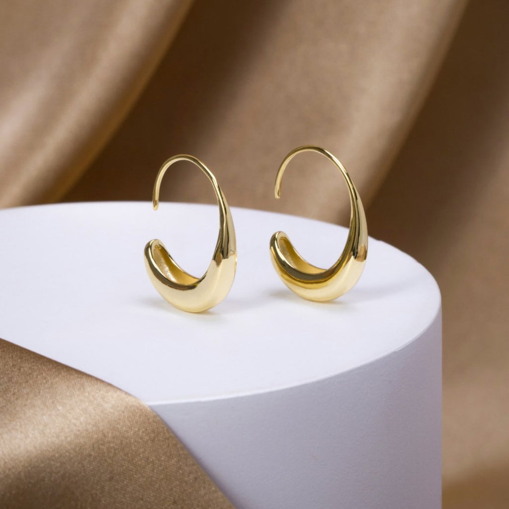 Pendientes de aro colgantes de Vega Madrid, diseñados en estilo clásico, con acabado elegante y detalles en el centro.