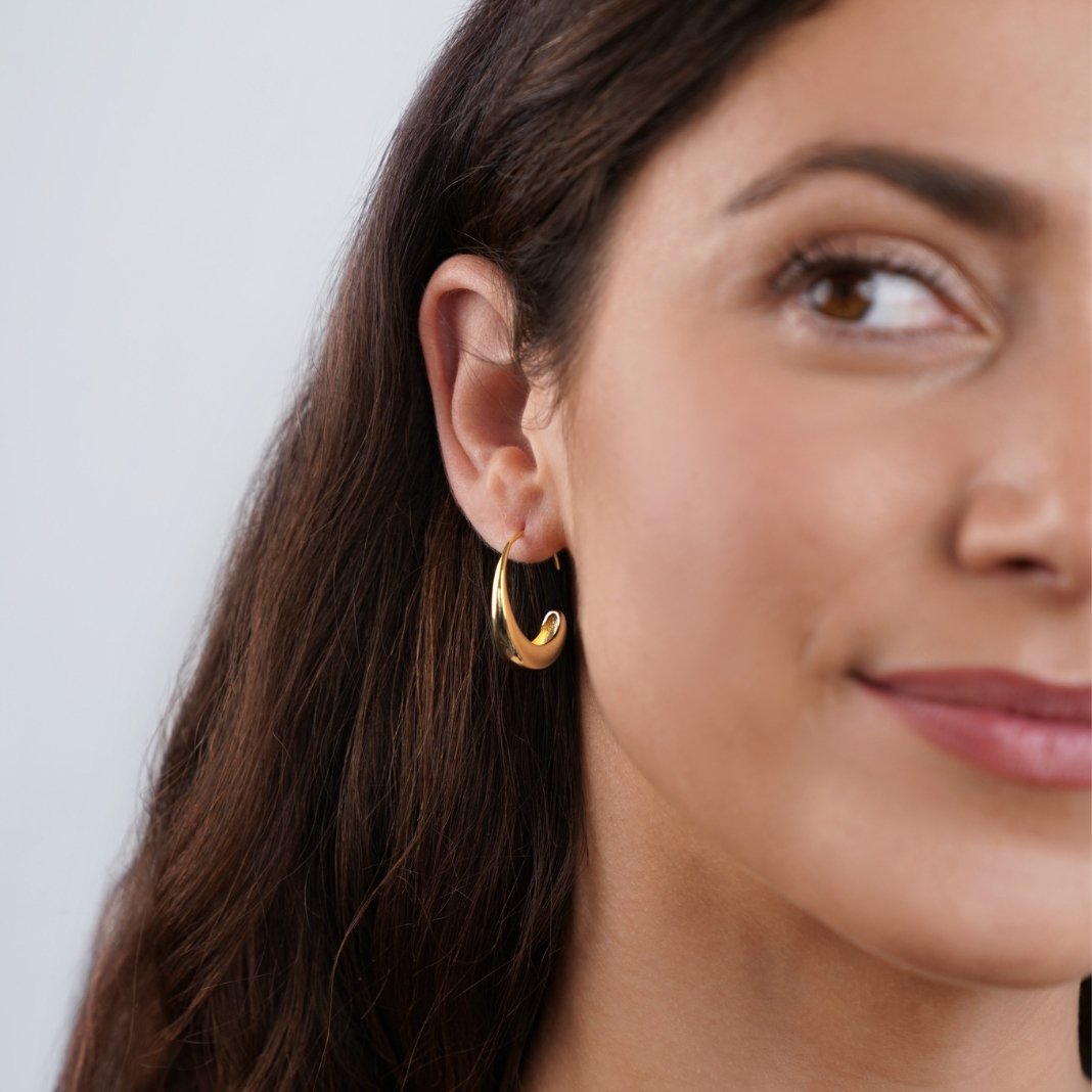 Pendientes de aro colgantes de Vega Madrid, pendientes clásicos de estilo elegante con diseño simple y moderno.