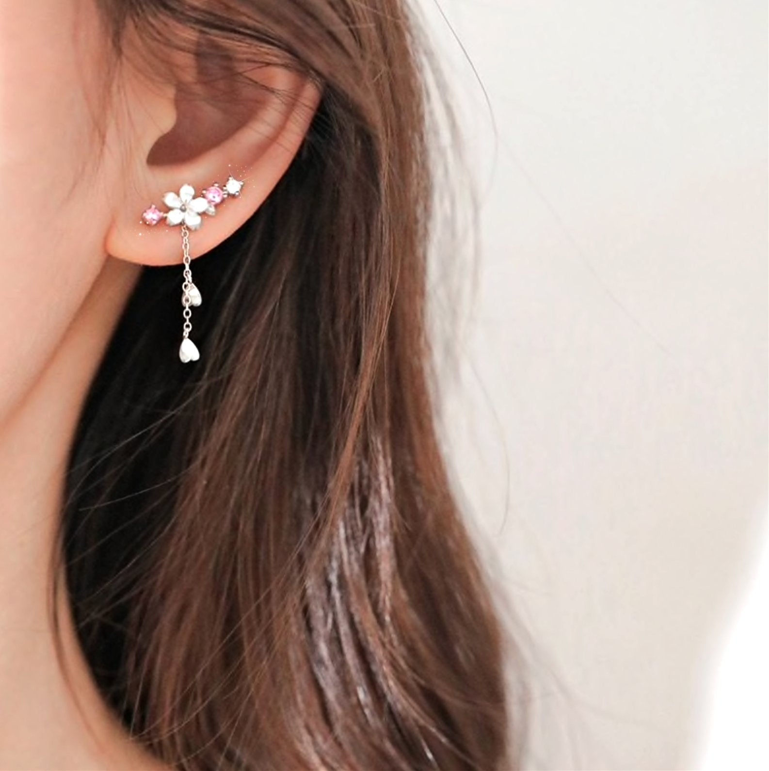 Pendientes Sakura de cristal con diseño de flor de cerezo, accesorios elegantes de Vega Madrid.