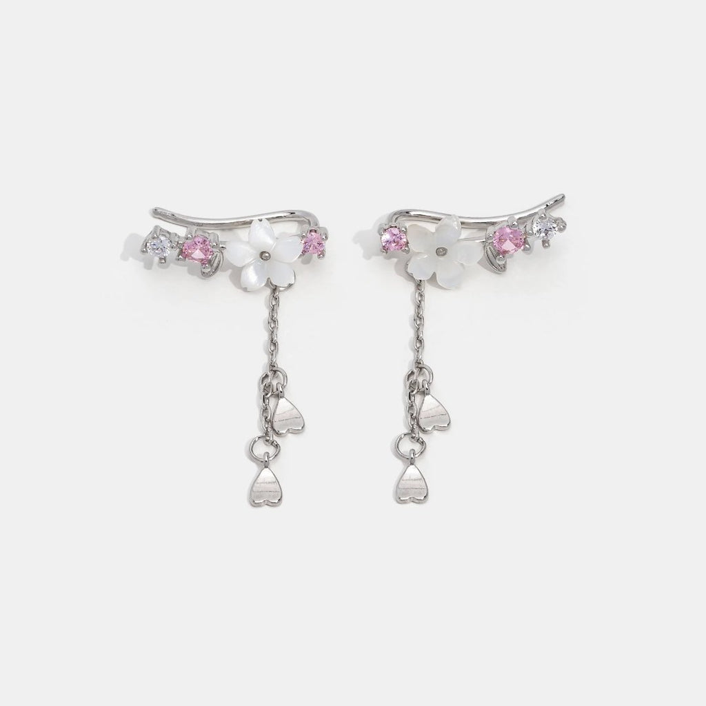 Pendientes Sakura de Vega Madrid con cristales en forma de flor de cerezo, elegantes y delicados para ocasiones especiales.