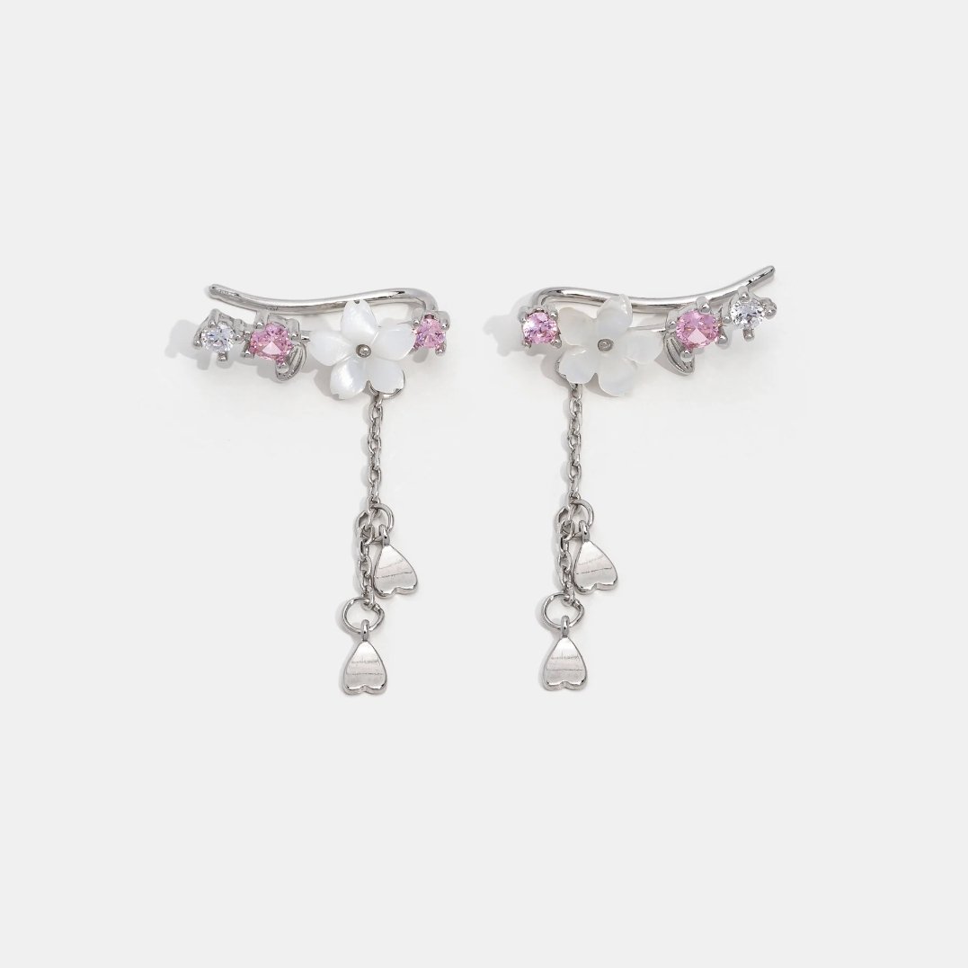 Pendientes Sakura de Vega Madrid con cristales en forma de flor de cerezo, elegantes y delicados para ocasiones especiales.