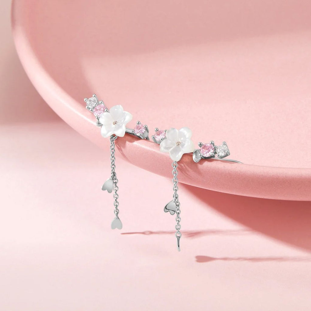 Pendientes Sakura de Vega Madrid con cristales en forma de flor de cerezo, elegantes y delicados para ocasiones especiales.
