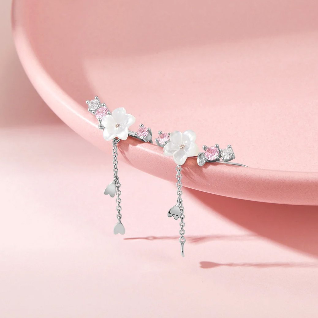 Pendientes Sakura de Vega Madrid con cristales en forma de flor de cerezo, elegantes y delicados para ocasiones especiales.