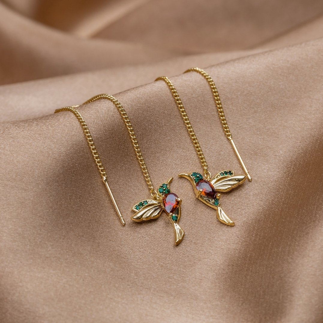 Pendientes colibrí con borlas de cristal y detalles en plata de Vega Madrid, elegantes y llamativos para ocasiones especiales.