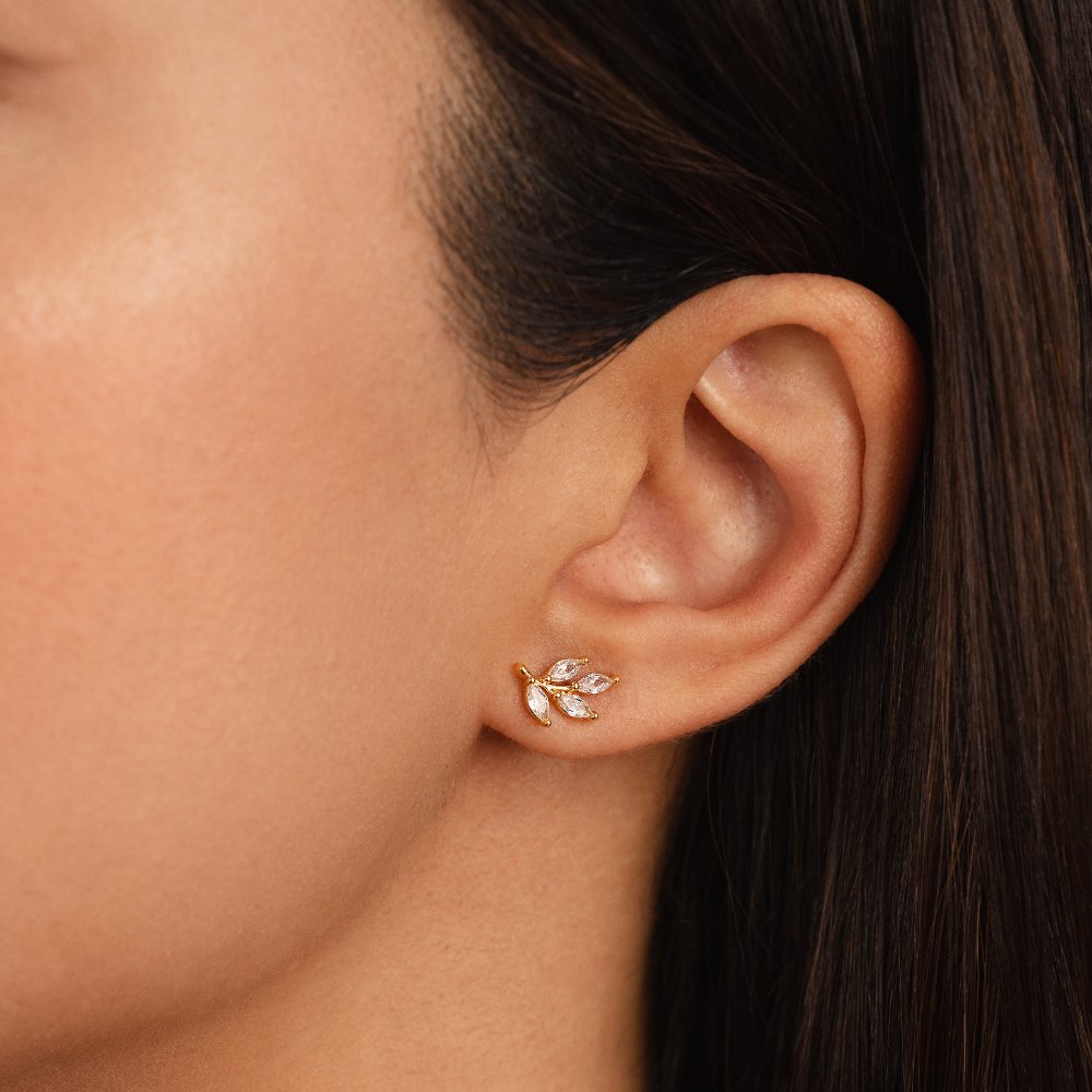 Pendientes de hoja con cristales de estilo chic de Vega Madrid, pequeños y elegantes, ideales para ocasiones formales.