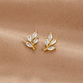 Pendientes de aro en forma de hoja con cristales brillantes, accesorios de moda de Vega Madrid.