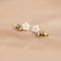 Pendientes Crystal White Blossom de Vega Madrid con cristales blancos en forma de flor elegante y delicada.