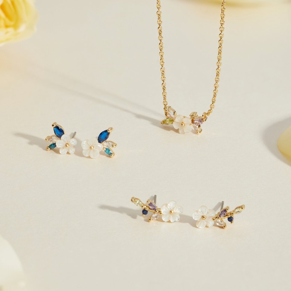 Pendientes Crystal White Blossom de Vega Madrid, con cristales blancos y diseño floral, en un estilo elegante y delicado.