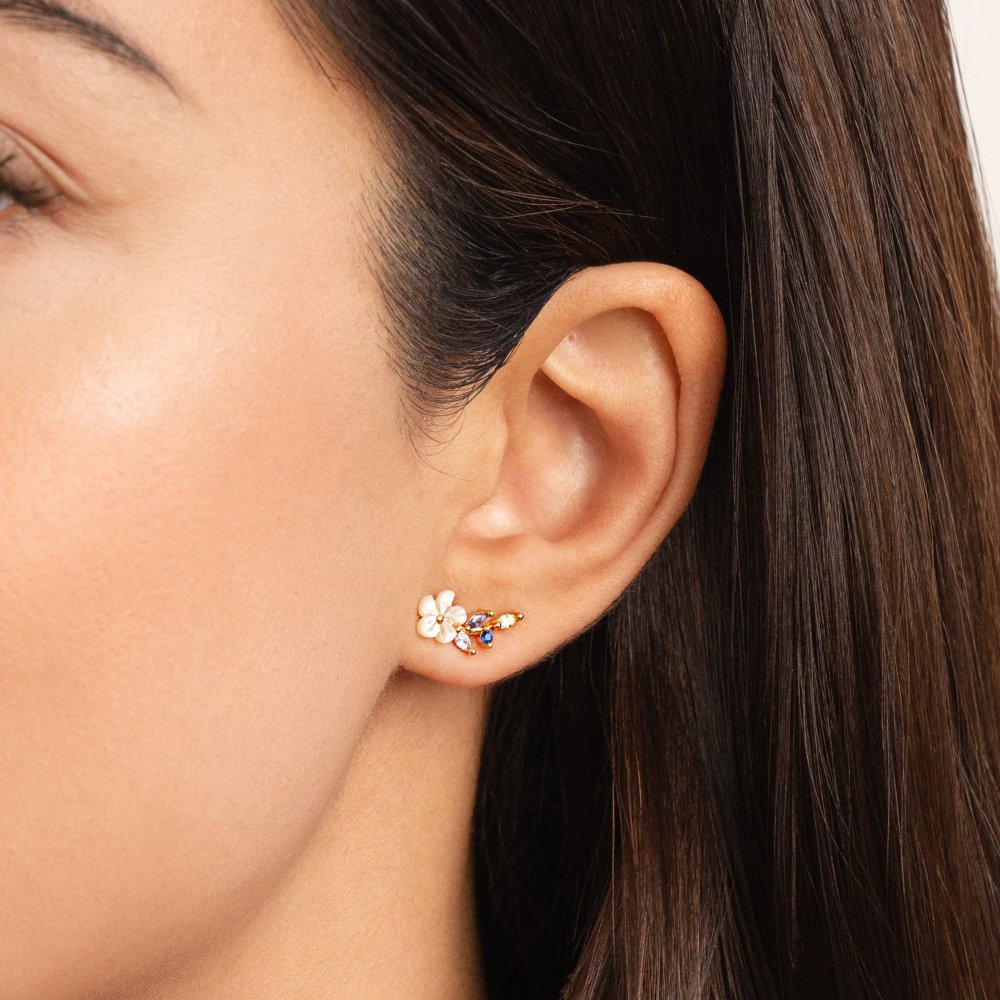Pendientes Crystal White Blossom de Vega Madrid con cristales blancos y diseño floral elegante.